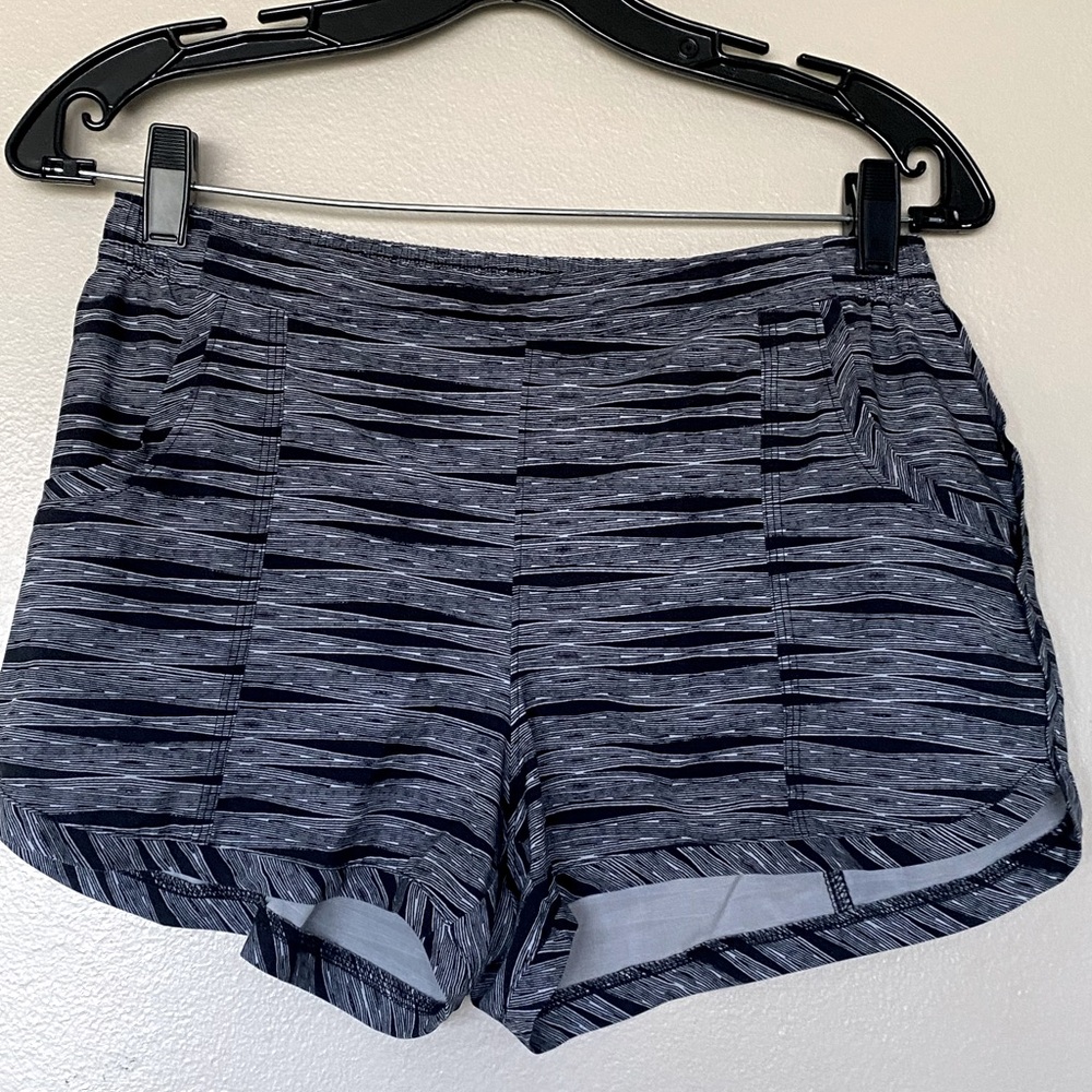 Athleta Gray & Black Ariel Stellar Workout Shorts Size Small  EUC